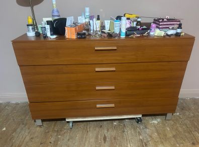 chest of drawers