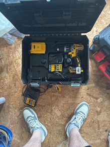 dewalt 18 v brushless screwgun  with 5amp battery and charger