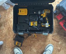 dewalt 18 v brushless screwgun  with 5amp battery and charger