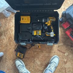 dewalt 18 v brushless screwgun  with 5amp battery and charger