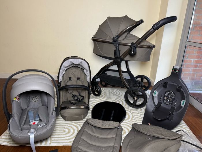 Full Egg 3 travel system Cybex car seat and isofix base