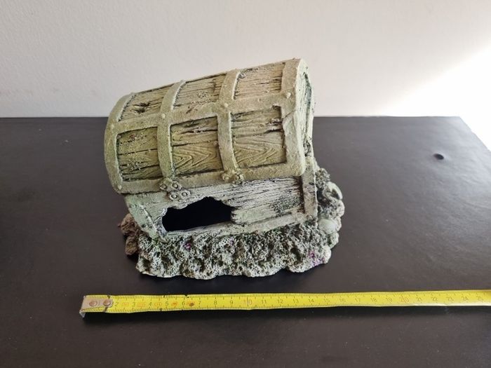 Fish tank ornament chest