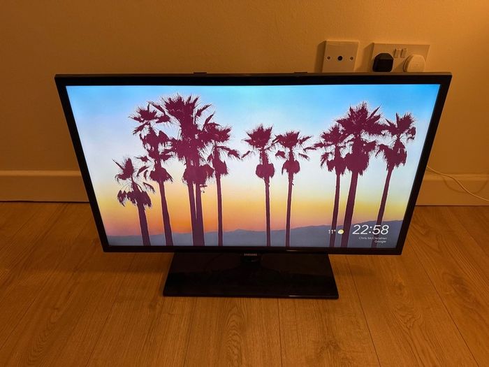 Samsung 32-Inch HD TV (Chromecast included)