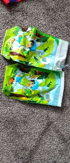 MC queen or spider or other swimming arm bands like new.6 euro each