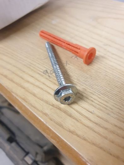 Heavy duty plug and screw anchor