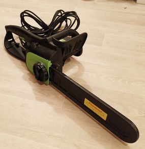 Electric chainsaw (working)