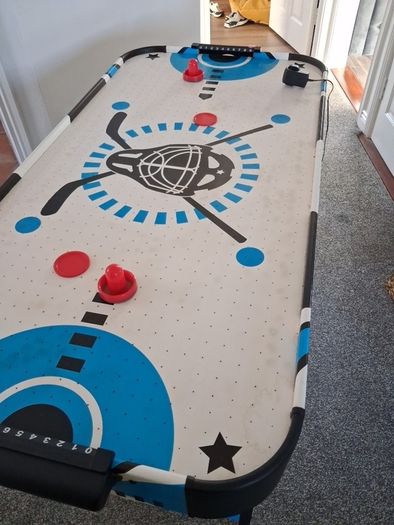 Air hockey table