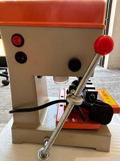 Key Cutting Machine: Defu 368A