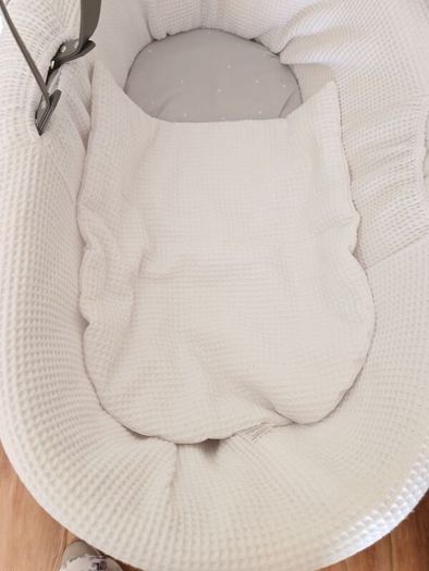 Dimple Grey Wicker Moses Basket White / With Deluxe Rocking Stand