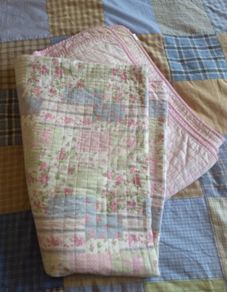 Lovely Floral Faux-Patchwork Style Quilt in Excellent Condition