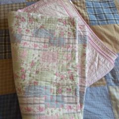 Lovely Floral Faux-Patchwork Style Quilt in Excellent Condition