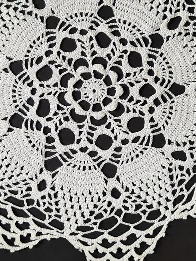 Vintage Handmade White Crochet Lace Doily serviette 35cm Round Floral Table Centrepiece