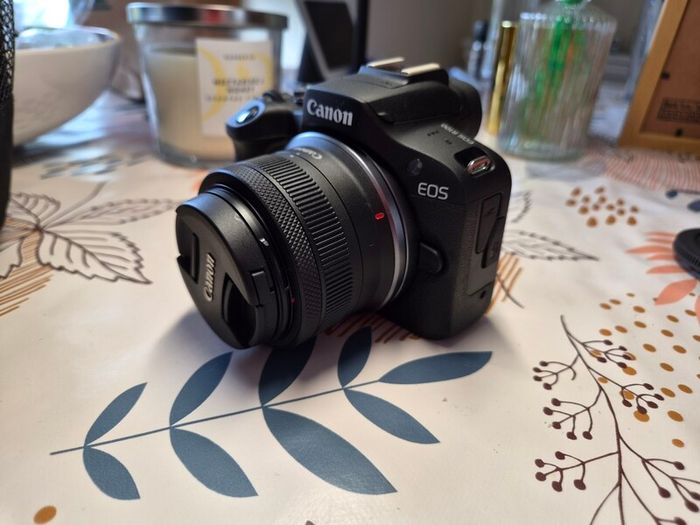 Canon EOS R100 Kit - Like New - 18-45mm + Bag