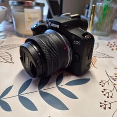 Canon EOS R100 Kit - Like New - 18-45mm + Bag