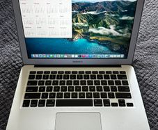 Apple MacBook Air (2017- Great Condition)