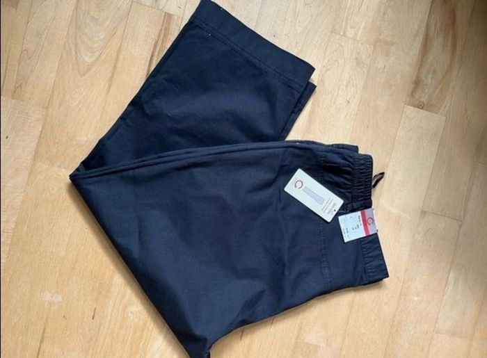 Gerke cropped  trousers, (20) new with tag