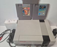 Nintendo Entertainment System (NES) Bundle  Fully Tested & Working