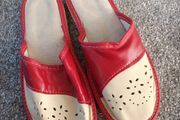 NEW.women's leather slippers. Size 5