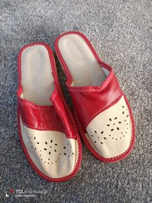 NEW.women's leather slippers. Size 5