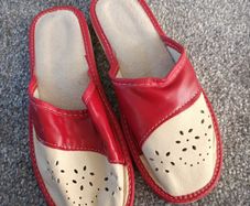 NEW.women's leather slippers. Size 5
