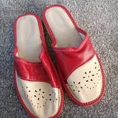 NEW.women's leather slippers. Size 5