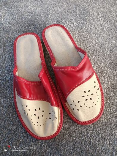 NEW.women's leather slippers. Size 5
