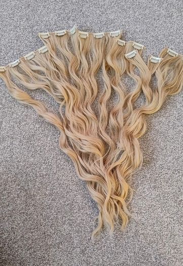 BNIP Blond Wavy Clip In Hair 7pce Extensions