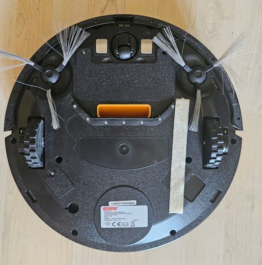 Robot vacuum cleaner for parts or repair.