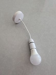 White pensand with B22 bayonet bulb fitting (bulb included)
