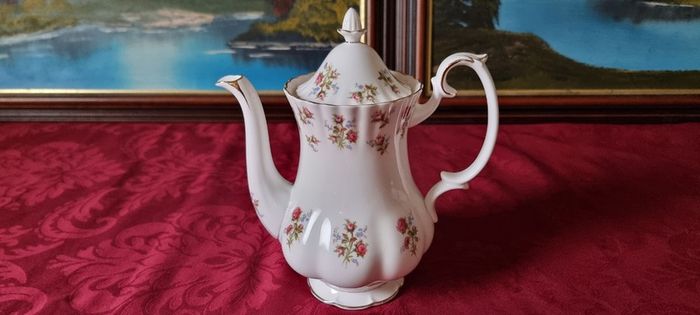 92 Pc. Royal Albert Winsome Bone China Gold Gilt Dinner, Coffee And Tea Service / Set For 12 Person Setting Made In England