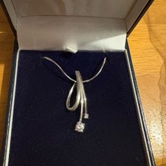 9ct white gold pendent &chain