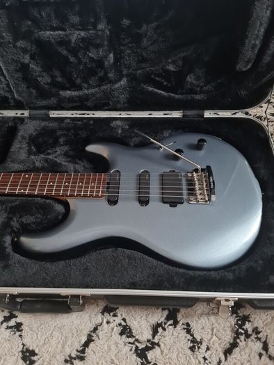 Musicman Luke II in Luke Blue