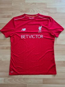 Liverpool New Balance Betvictor red T shirt size L