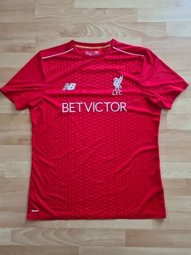 Liverpool New Balance Betvictor red T shirt size L