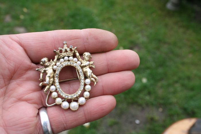 Vintage Brooch 2 Cherubs supporting Crown crystals and pearls - Photo frame