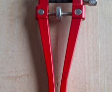 Watch case opener