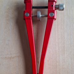Watch case opener