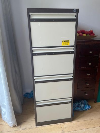 Filing cabinet - 4 drawer with key