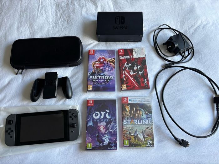 Nintendo Switch, Metroid 4 + carry case - Like New