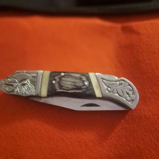Lock knife with bear head bone handle