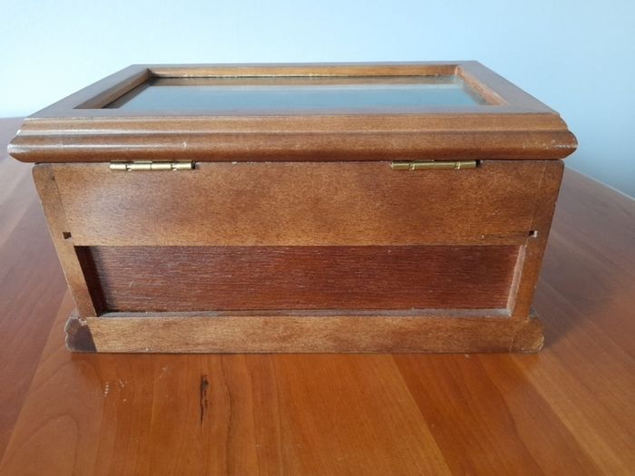 Wooden jewellery box with metal handles