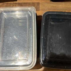 Plastic food containers with lids