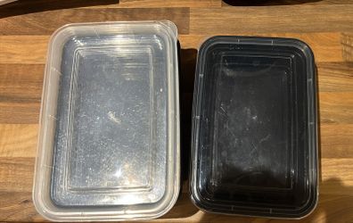 Plastic food containers with lids