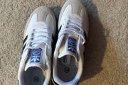 Girls trainers