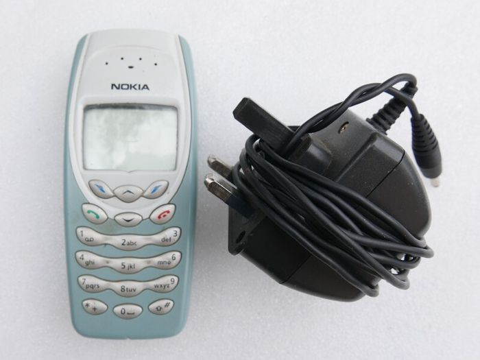 Vintage Nokia 6410 and charger